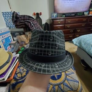 Fender guitar brand fideira hat.